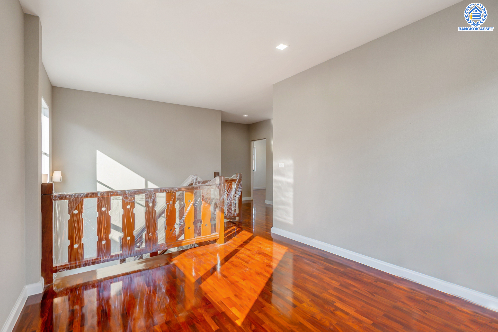 บ้านมือสองตกแต่งใหม่ ม.ลัดดารมย์ วัชรพล แบรนด์ Q.House เนื้อที่ 85.9 ตร.ว. ฟังก์ชัน 4 ห้องนอน 4 ห้องน้ำ จอดรถได้ 2 คัน Facilities ครบครัน บนทำเลเชื่อมต่อหลายเส้นทาง ถ.รามอินทรา ถ.สายไหม และถ.พหลโยธิน ใกล้สนามบินดอนเมือง ทางด่วน "ศรีรัช" และ "เซ็นทรัลรามอินทรา"